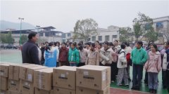 翻山越岭送关爱,大树云公益行动抵瑶乡